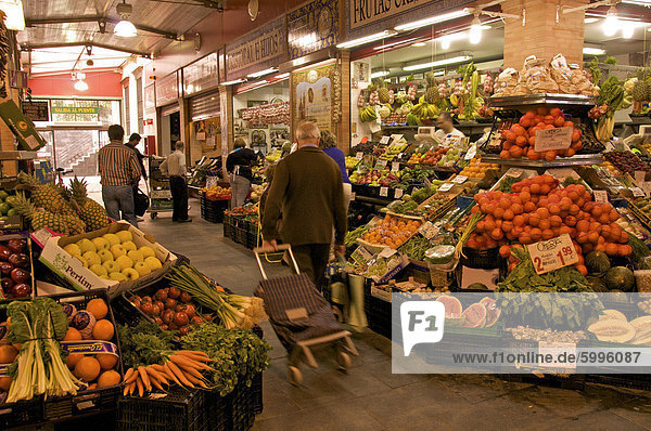 Obst und Gemüse Stände  Triana Markt  Sevilla  Andalusien  Spanien  Europa