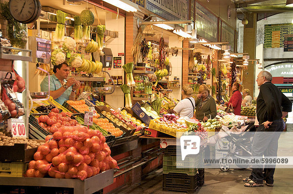 Lebensmittelgeschäft und Kunden  Triana Markt  Sevilla  Andalusien  Spanien  Europa
