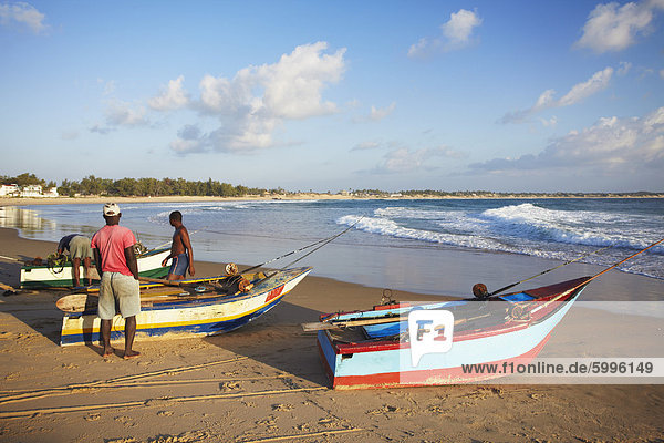 Fischer Start Fischerboote auf Tofo Strand  Tofo  Inhambane  Mosambik  Afrika