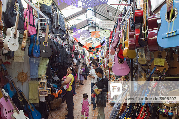 Gitarren zum Verkauf im Markt Mercado de Dulces  Morelia  Michoacán Zustand  Mexiko  Nordamerika