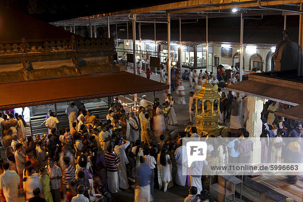 Devotees at Mookambika Temple  Kollur  Karnataka  India  Asia