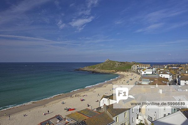 Blick auf Porthmeor Beach im Sommer von Tate Gallery  St. Ives  Cornwall  England  Vereinigtes Königreich  Europa
