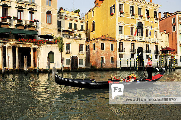 Gondola on the Grand Canal  Venice  UNESCO World Heritage Site  Veneto  Italy  Europe
