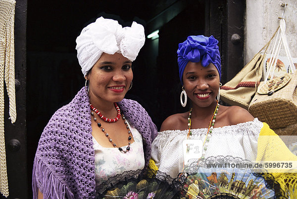 Junge Frauen in typischen kubanischen Kleid halten Ventilatoren  Habana Vieja  Havanna  Kuba  Westindische Inseln  Mittelamerika