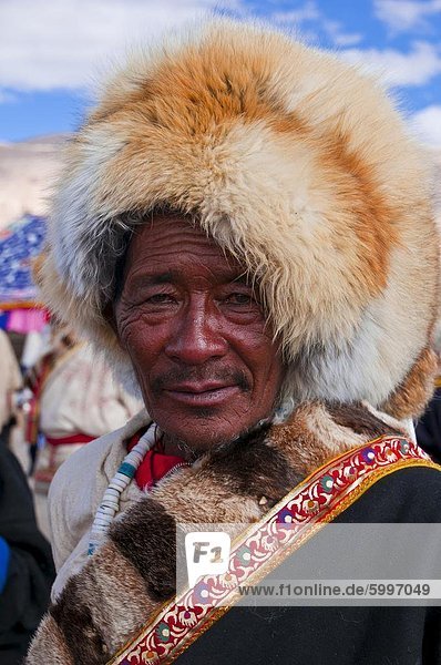 Mann in traditioneller Kleidung beim Festival  Gerze  Tibet  China  Asien