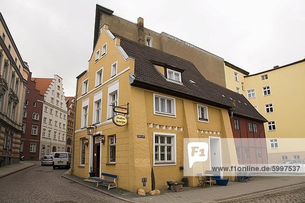 Die Fahne Zum Pub  1332 gegründet und gesagt  dass Europas älteste Hafen Pub  Stralsund  Mecklenburg-Vorpommern  Deutschland  Europa