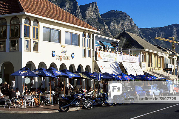 Restaurants lange der beliebten Victoria Road  Camps Bay  Kapstadt  Südafrika  Afrika