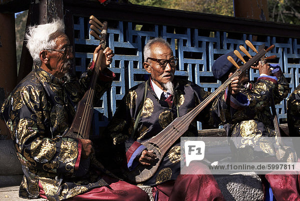 The Naxi orchestra pracisting by the Black Dragon Pool  Lijiang  Yunnan province  China  Asia