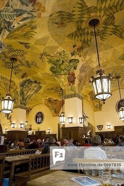 Die reich verzierten gemalt Bogen Gewölbe über dem Hofbräuhaus in München Bayern Deutschland Europa