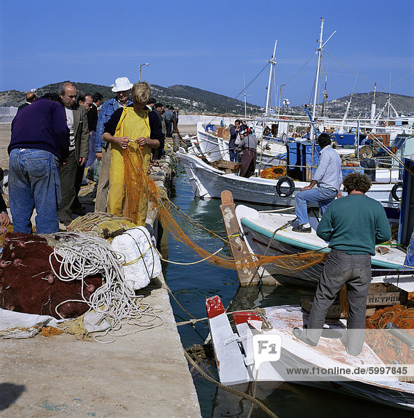 Fischer reparierend Netze  Griechenland  Europa