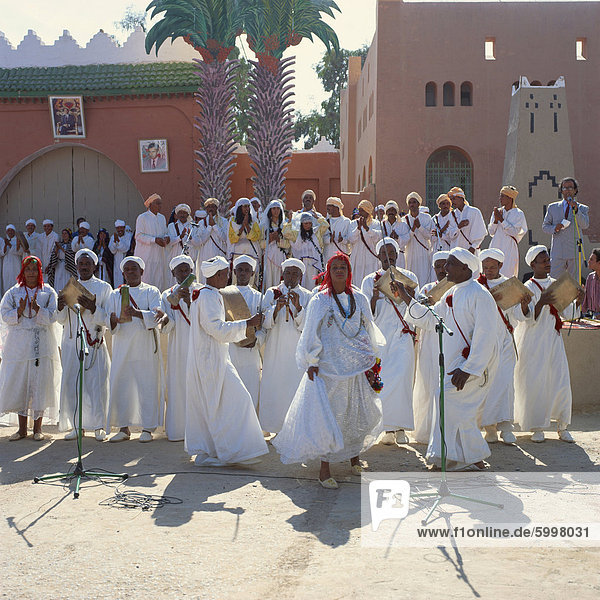 Tänzer in traditionellen Kleidern für das Datum fest  Erfoud  Marokko  Nordafrika  Afrika