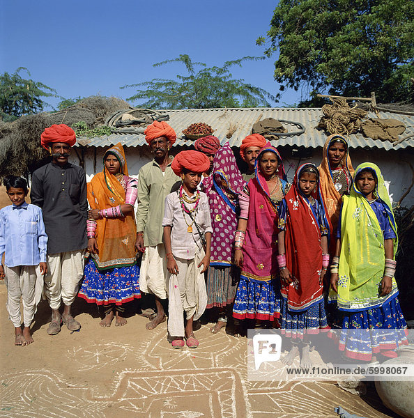 Familie gekleidet für zwölf Jahre alten Sohnes Hochzeit  Rajasthan  Indien  Asien