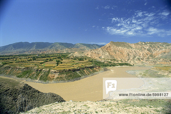 Landschaft des Gelben Flusses  landwirtschaftlichen Nutzflächen und Hügeln in Qinghai  China  Asien