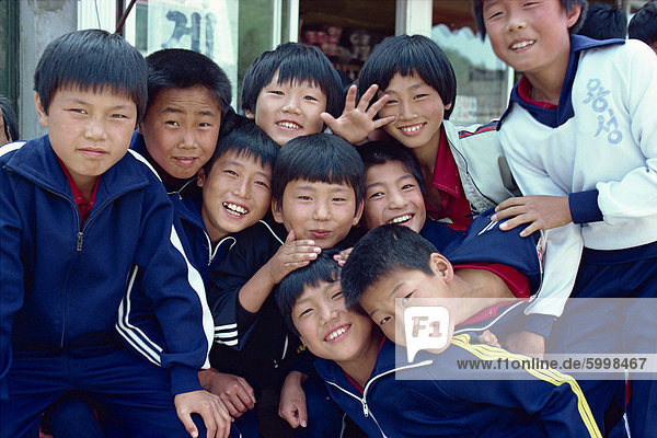 Porträt der Schule jungen Kurye Stadt  Korea  Asien