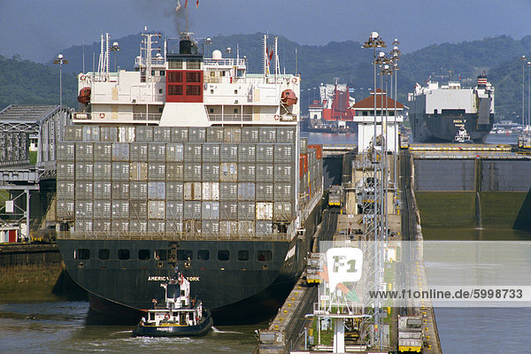 Containerschiff durch die Miraflores Locks in den Panamakanal  Panama  Mittel-und Südamerika