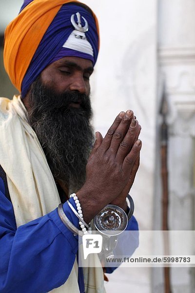 Sikh soldier praying in Bangla Sahib Gurdwara  New Delhi  India  Asia