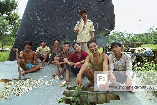 Eine Gruppe von lächelnd Park Arbeiter auf der Ebene der Schwanz eines abgestürzten US B-52-Bombers im Lenin-Park in der nördlichen Hauptstadt Hanoi  Vietnam  Indochina  Südostasien  Asien