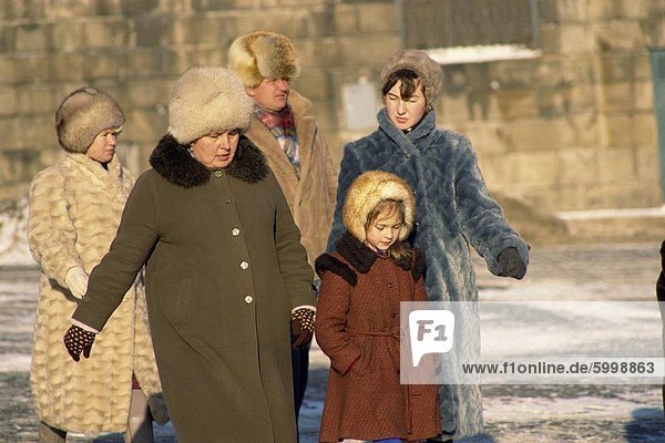 Familie Gruppe alle tragen Pelz Hüte  Moskau  Russland  Europa