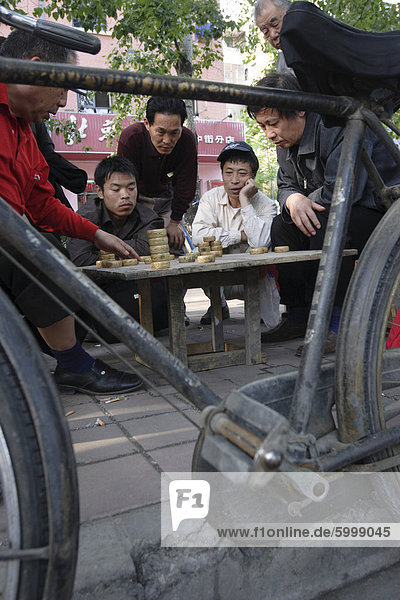 Xiangqi  chinesisches Schach zu spielen  auf den Straßen von Peking  China  Asien