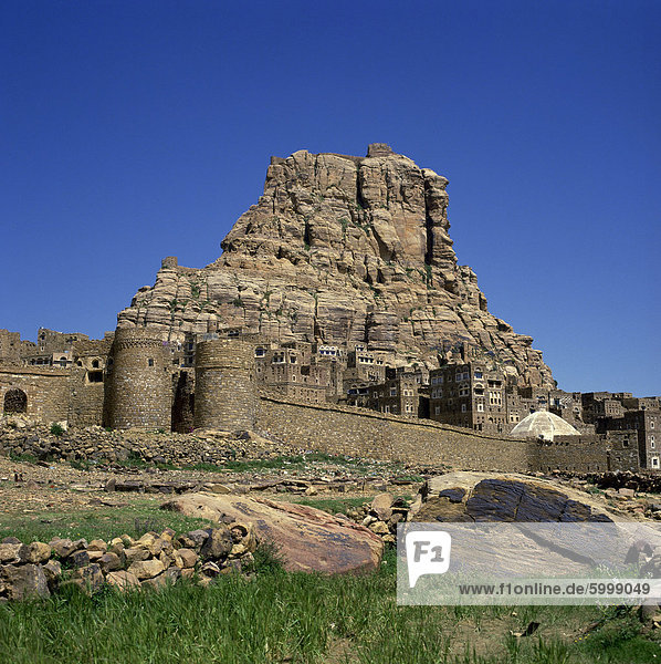 Wände und Stadt unterhalb Festung oben auf dem Berg Thulla  Jemen  Middle East
