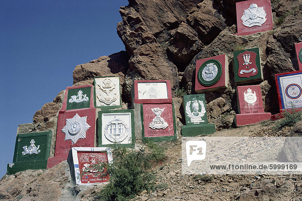 Regiments Plaketten auf der Bergseite in den Khyber-Pass  N.W. Frontier  Pakistan  Asien