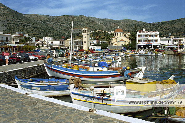 Fischerboote vor Anker im Hafen von Elounda  in der Nähe von Agios Nikolaos  Kreta  Griechenland  Europa