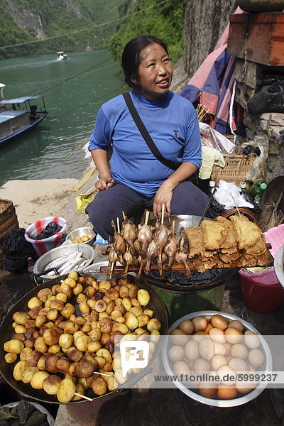 Lebensmittel zu verkaufen bei den drei kleinen Schluchten  Daning-Fluss  Chongqing Provinz  China  Asien