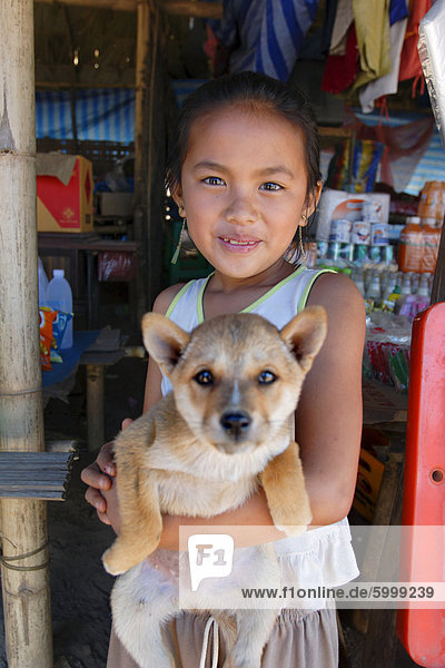 Ein junges Mädchen mit ihrem Hund  Luang Prabang  Laos  Indochina  Südostasien  Asien