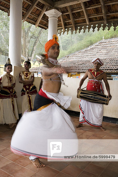 Kandyan Dance  betrachtet der National Dance von Sri Lanka  die Tänzer werden begleitet von Schlagzeugern auf die Geta Bera  Kandy  Hill Country  Sri Lanka  Asien