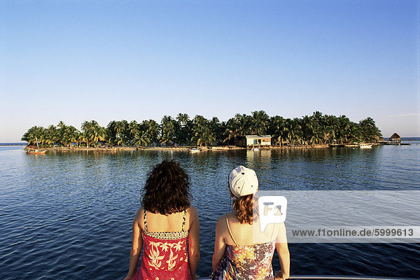 Mädchen betrachten Ansicht  Tabak Cay  Belize  Mittelamerika