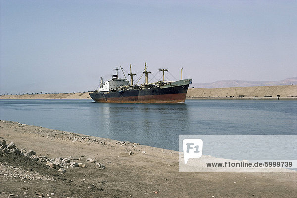 Richtung Norden Schiff  Suezkanal  Ägypten  Nordafrika  Afrika