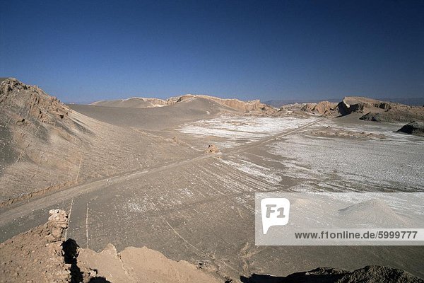 Wind geformte Felsformationen und Salzablagerungen aus dem Tal der den Mond  San Pedro de Atacama  Chile  Südamerika