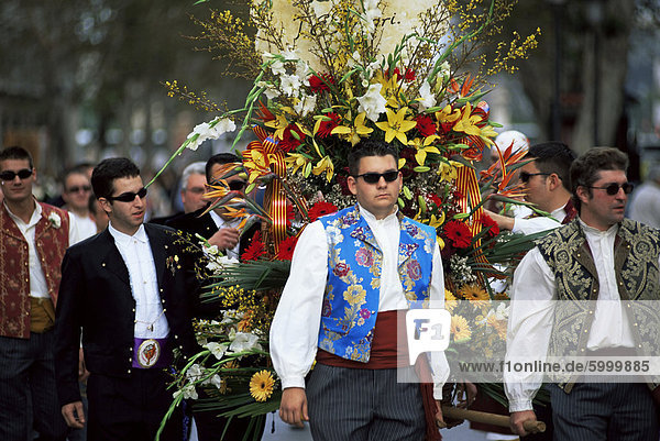 Prozession der Falleros während Las Fallas Fiesta  Valencia  Spanien  Europa