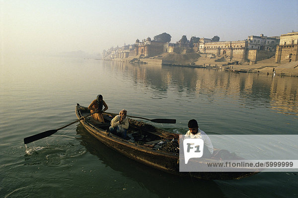 Ruderboot auf dem Fluss Ganges  Varanasi (Benares)  Bundesstaat Uttar Pradesh  Indien  Asien
