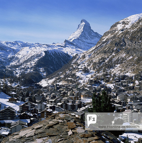 Das Matterhorn und Zermatt unterhalb  Wallis  Schweiz  Europa