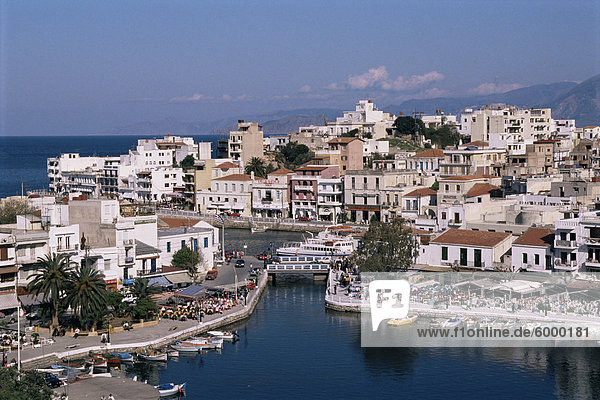 Bodenlose See oder See Voulismeni im Vordergrund  Agios Nikolaos  Kreta  Griechenland  Europa