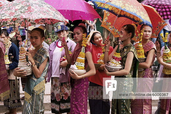 Junge Frauen in Kostümen  Lao Neujahr  Luang Prabang  Laos  Indochina  Südostasien  Asien
