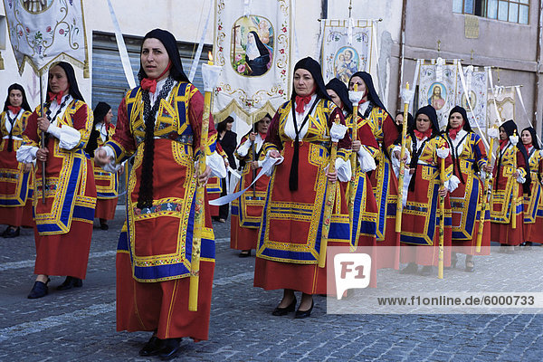 Frauen  die Fahnen und Kerzen  Corpus Domini Prozession  Desulo (Gennargentu)  Sardinien  Italien  Europa