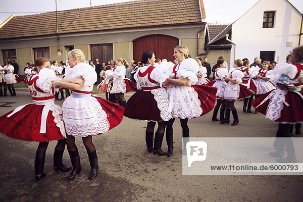 Mädchen tanzen in traditioneller Kleidung  Kleid fest mit Kranz und Ente Festival  Dorf von Skoronice  mährischen Slovacko folk Region  Skoronice  Brnensko  Tschechische Republik  Europa