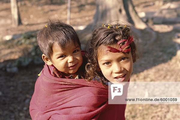 Kopf und Schultern Porträt von zwei Kindern  Kathmandu  Nepal  Asien