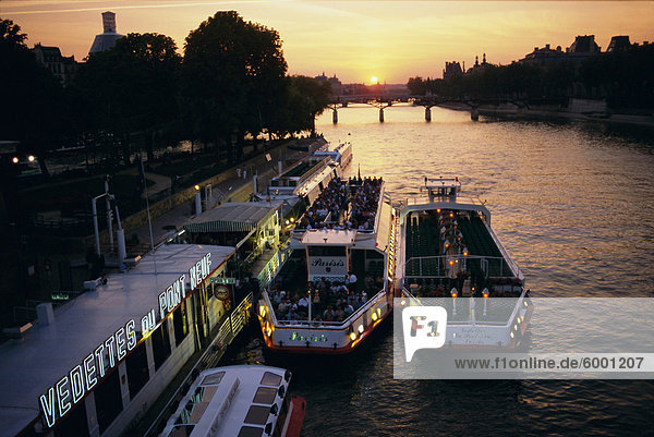 Pont Neuf and tour boats on the River Seine at sunset  Paris  France  Europe