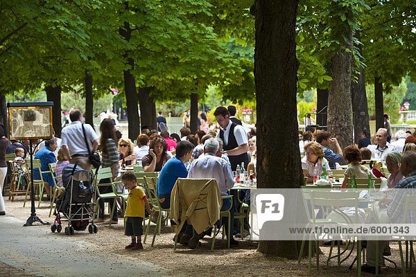 People dining outdoors  Jardin du Luxembourg  Paris  France  Europe