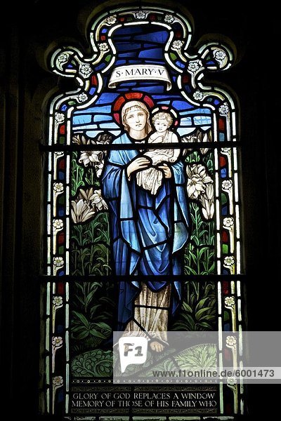 Kirchenfenster der St. Mary  von Stephen Coyne  Morris und Co  datierend von 1924  Kreuzgang  Kathedrale von Gloucester  Gloucester  Gloucestershire  England  Vereinigtes Königreich  Europa