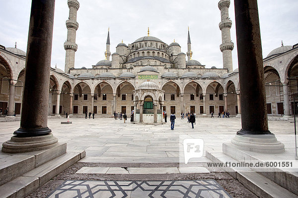 Inner courtyard of the Blue Mosque  built in Sultan Ahmet I in 1609  designed by architect Mehmet Aga  Istanbul  Turkey  Europe