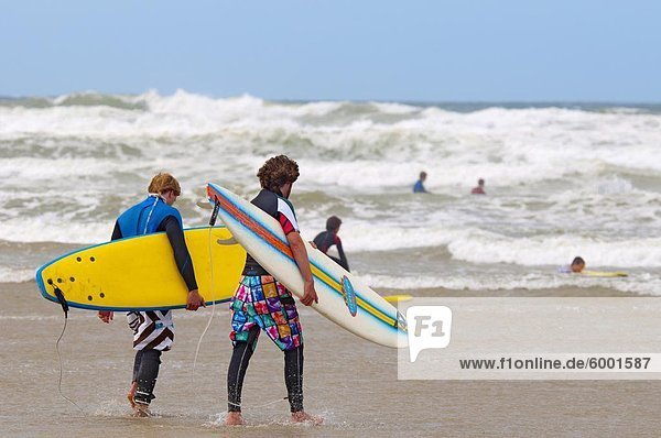 Surfer  Polzeath Strand  Cornwall  England  Vereinigtes Königreich  Europa