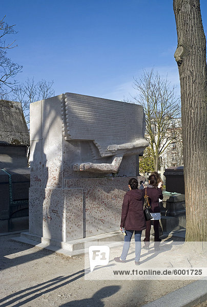 Besucher Fotografieren das Grab von Oscar Wilde  Friedhof Pere Lachaise  Paris  Frankreich  Europa