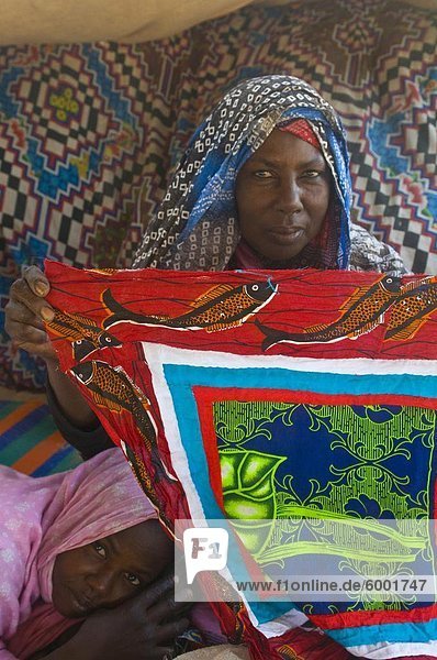 Frau bunte Tischdecke auf dem Zelt-Markt von Nouakchott  Mauretanien  Afrika zu verkaufen