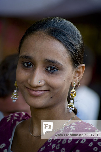 Ein junges Mädchen tragen aufwendige Ohrringe in Jodhpur  Rajasthan  Indien  Asien