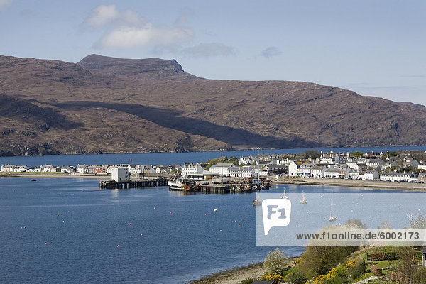 Blick in den Hafen Loch Broom Ullapool Wester Ross Ross und Cromarty Northern Highlands Schottland Vereinigtes Königreich Europa