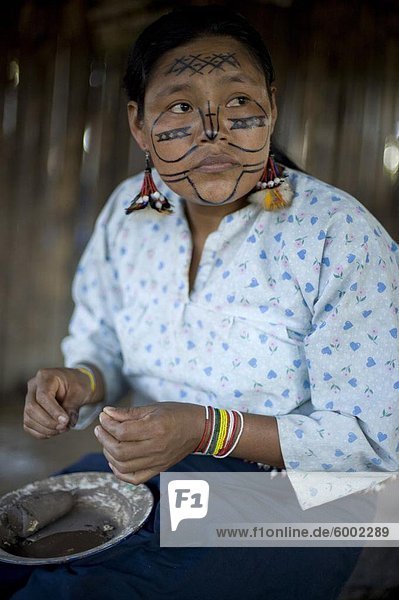Eine Achuar-Frau macht eine Pinink  eine traditionelle Schale zum Trinken Chicha  Amazonas  Ecuador  Südamerika
